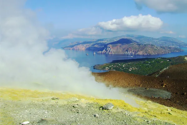 Sycylia (Vulcano Island) | W miesiącach „uniwersalnych” (maj, czerwiec, wrzesień, październik) można zarówno plażować, jak i zwiedzać wyspę Sycylia (Vulcano Island) | W miesiącach „uniwersalnych” (maj, czerwiec, wrzesień, październik) można zarówno plażować, jak i zwiedzać wyspę