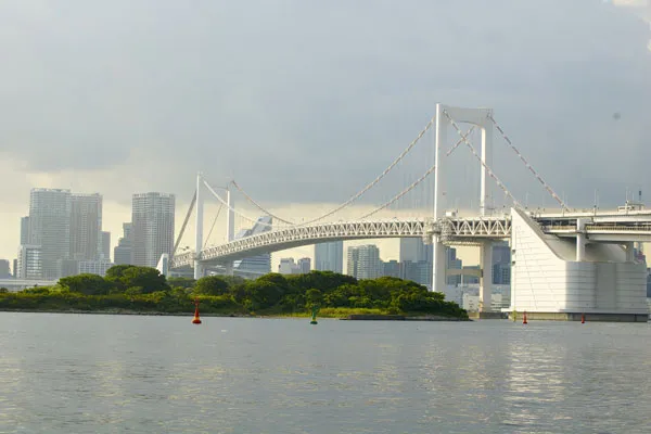 Tokio | W ciągu dnia most jest raczej biały niż tęczowy Tokio | W ciągu dnia most jest raczej biały niż tęczowy