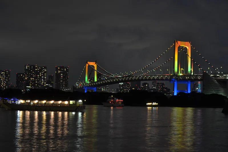 Tokio | Nocą most rozbłyskuje kolorowymi światłami Tokio | Nocą most rozbłyskuje kolorowymi światłami