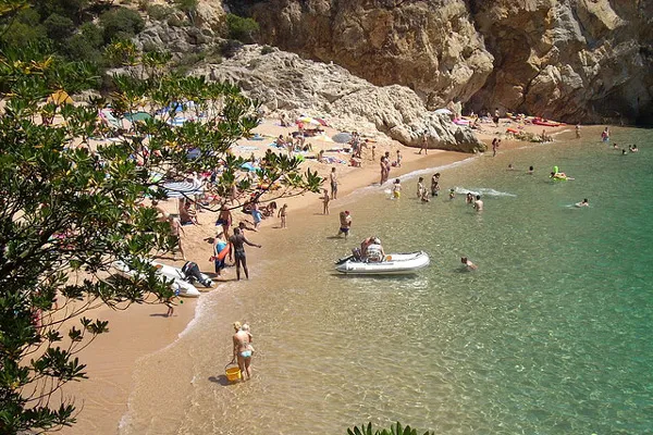Hiszpania | Coraz więcej turystów zachęconych wyjątkowym klimatem Tossy de Mar rezygnuje dla niej z innych popularnych kurortów