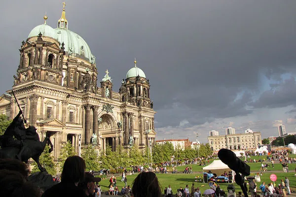 Berlin | Trawnik przed Berliner Dom