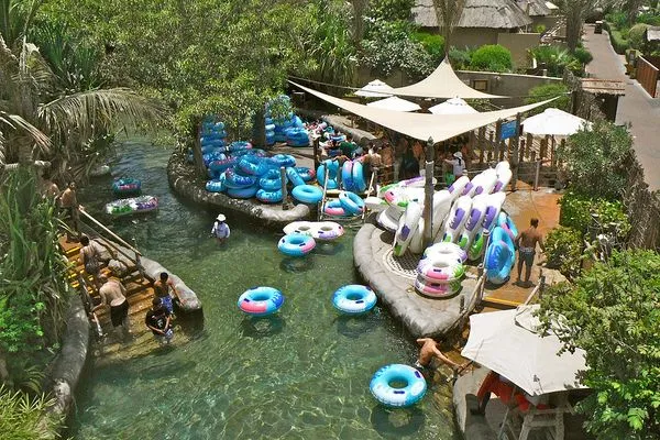 Dubaj | Park Wodny Wild Wadi mieści się na wyspie Palma Dżumeirah
