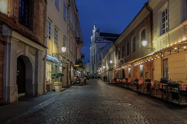 Urokliwe zakątki Wilna po zachodzie słońca