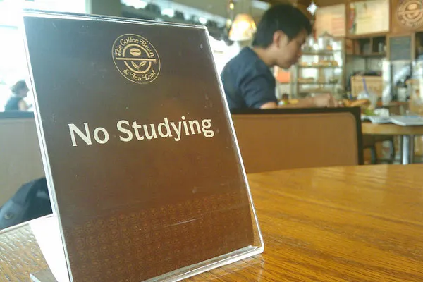 Singapur | W singapurskich restauracjach uczniowie nagminnie odrabiają prace domowe Singapur | W singapurskich restauracjach uczniowie nagminnie odrabiają prace domowe