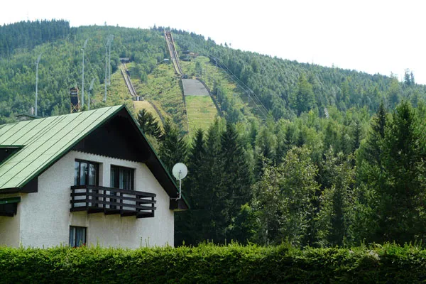 Harrachov | Malownicze miasteczko ze skoczniami narciarskimi w tle Harrachov | Malownicze miasteczko ze skoczniami narciarskimi w tle