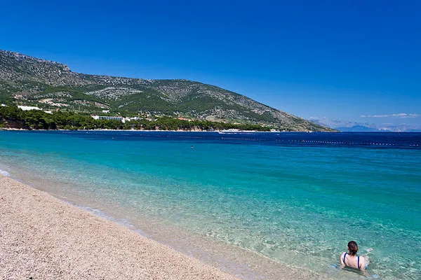 Chorwacja | Plaża Zlatni Rat pokryta jest żwirkiem, a otacza ją krystalicznie czysta woda Chorwacja | Plaża Zlatni Rat pokryta jest żwirkiem, a otacza ją krystalicznie czysta woda