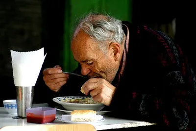 Sopa de Pedra — gęsta sycąca portugalska zupa z fasolą, kiełbasą i ziemniakami